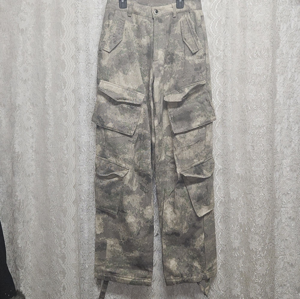 NWOT Maniere De Voir Size 10 Camo Cargo Pants